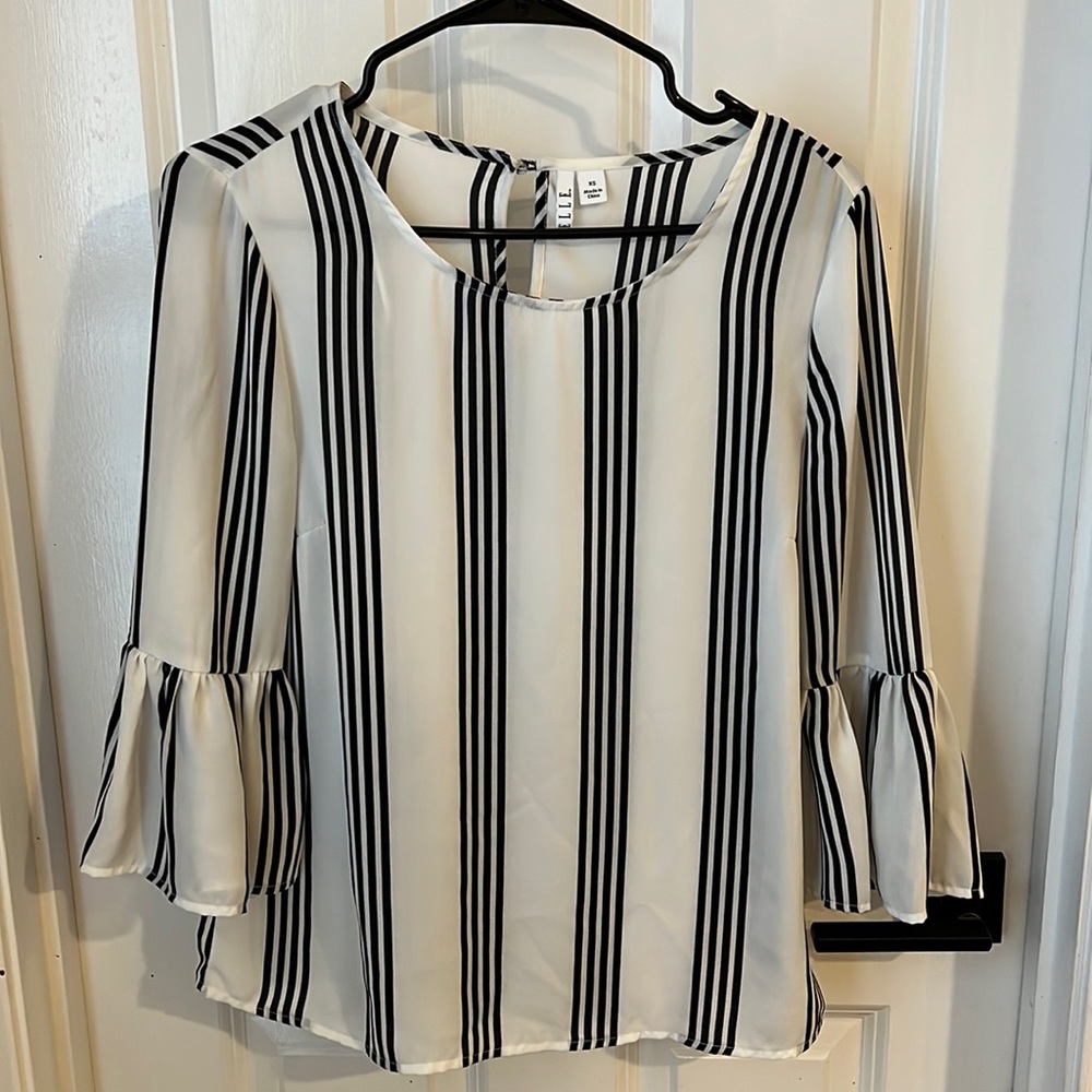 XS Black and white stripe 3/4 sleeve blouse